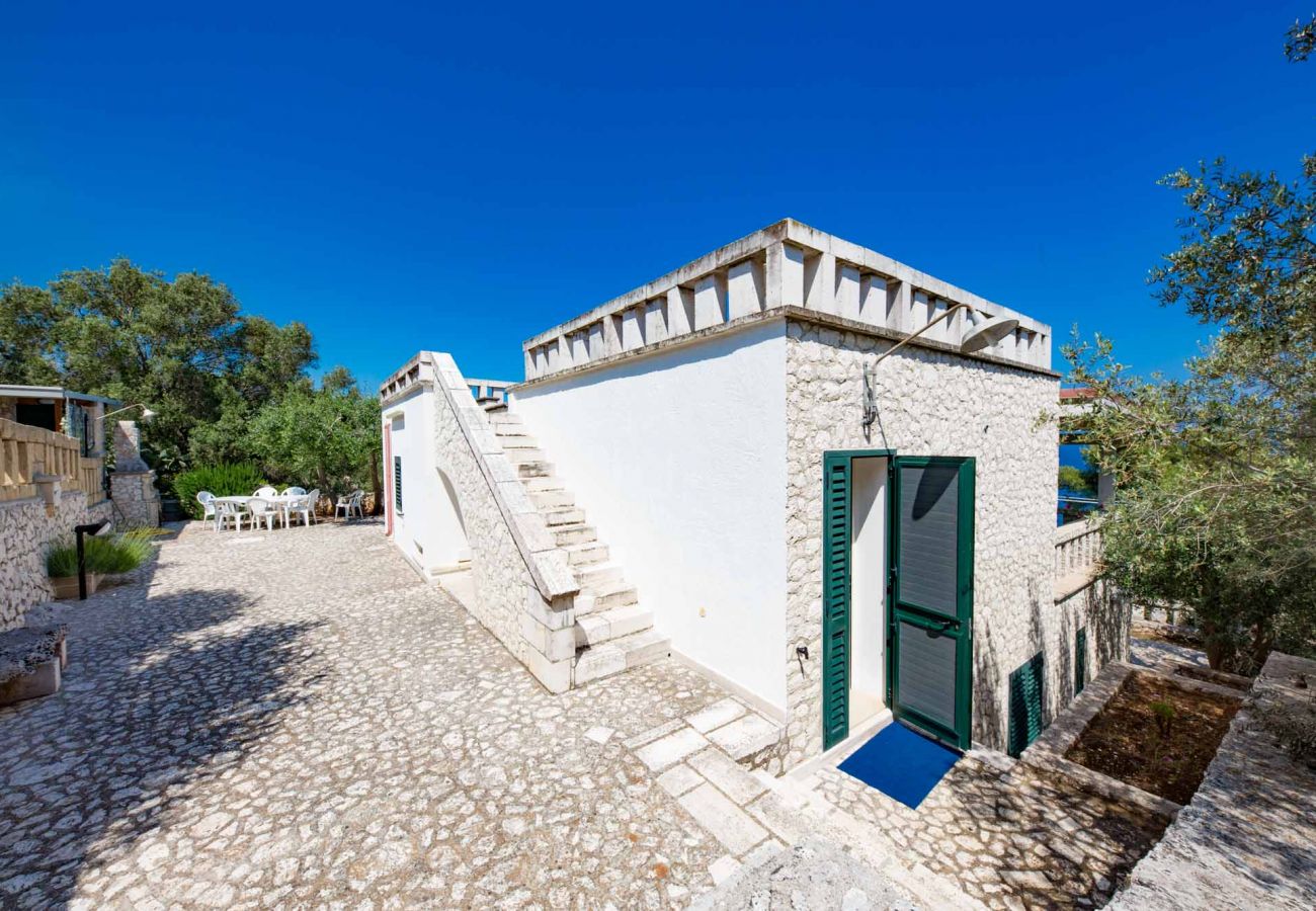 Villa in Andrano - Gesamtes Haus mit 2 Wohnungen und 180°-Meerblick