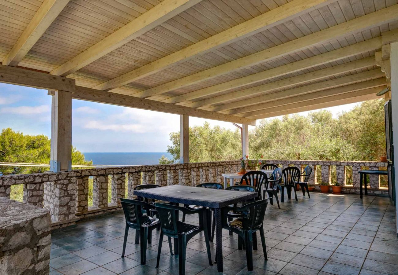 Villa in Andrano - Gesamtes Haus mit 2 Wohnungen und 180°-Meerblick