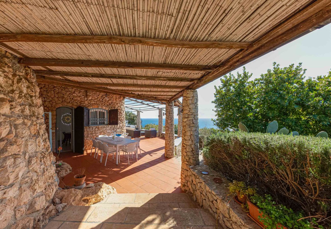 Ferienhaus in Gagliano del Capo - Villa mit beheiztem Außenpool und 180°-Meerblick