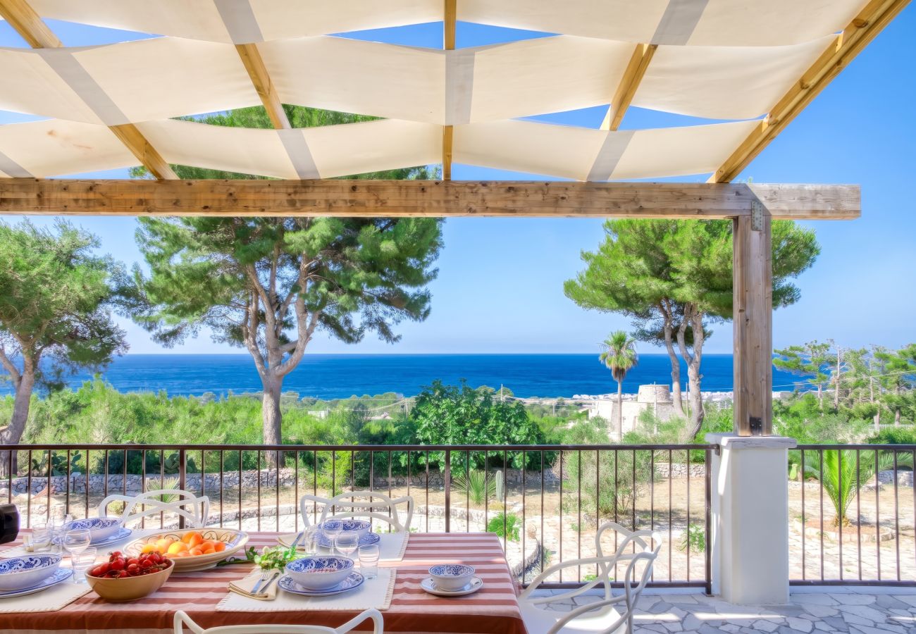 Villa in Torre Pali - Sandstrand 2km: Panorama-Meerblick-Villa mit Pool