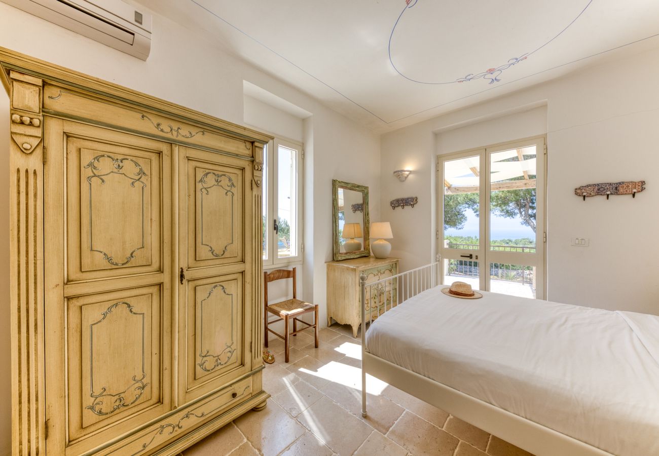 Villa in Torre Pali - Sandstrand 2km: Panorama-Meerblick-Villa mit Pool