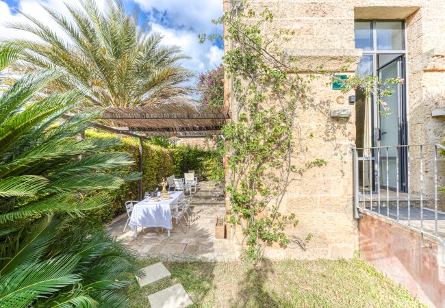 Ferienhaus in Patù - Pool-Haus im Park, 7km von den Sandstränden (C) Ferienhaus in Patù - Pool-Haus im Park, 7km von den Sandstränden (C)