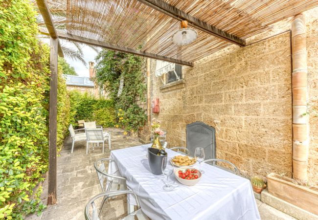 Ferienhaus in Patù - Pool-Haus im Park, 7km von den Sandstränden (C) Ferienhaus in Patù - Pool-Haus im Park, 7km von den Sandstränden (C)