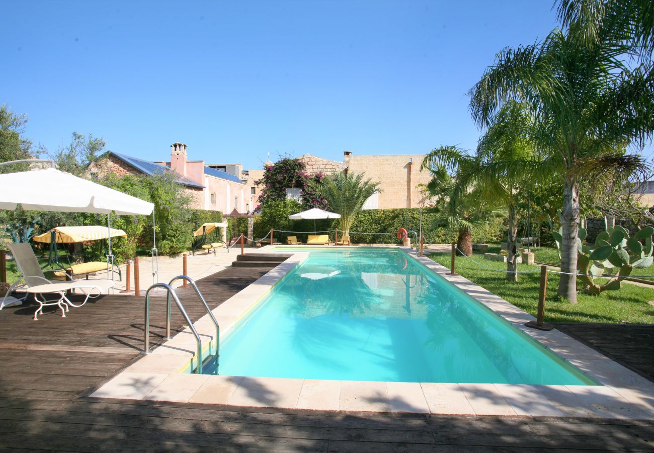 Ferienhaus in Patù - Ferienhaus mit Pool und mediterranem Park (B)