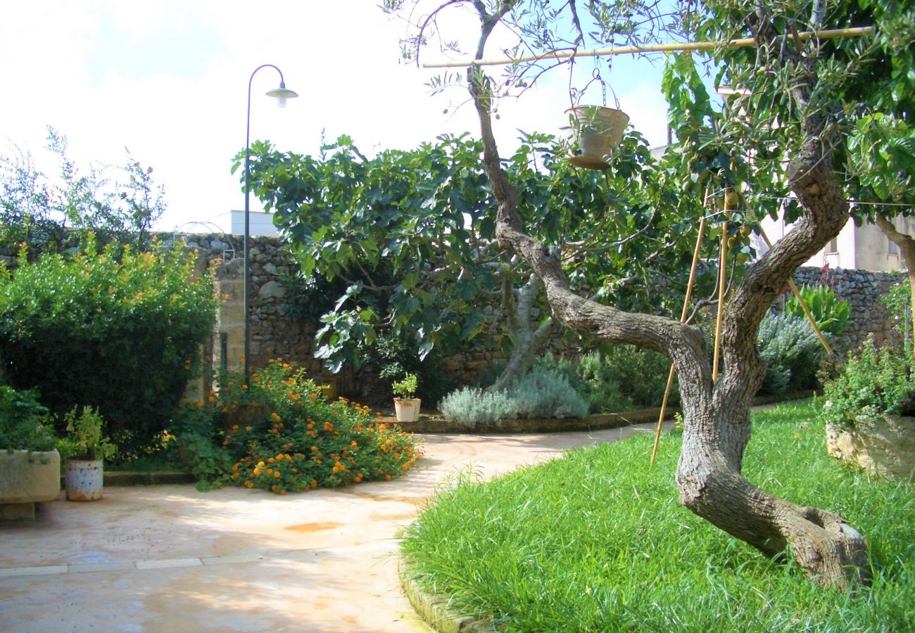 Ferienhaus in Patù - Ferienhaus mit Pool und mediterranem Park (B)