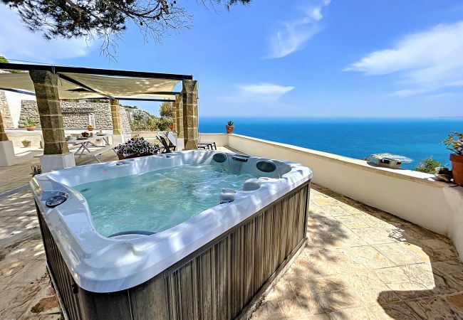 Ferienhaus in Gagliano del Capo - Steinhaus mit Außenwhirlpool über den Klippen (A)