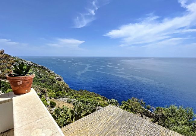 Ferienhaus in Gagliano del Capo - Steinhaus mit Außenwhirlpool über den Klippen (A)