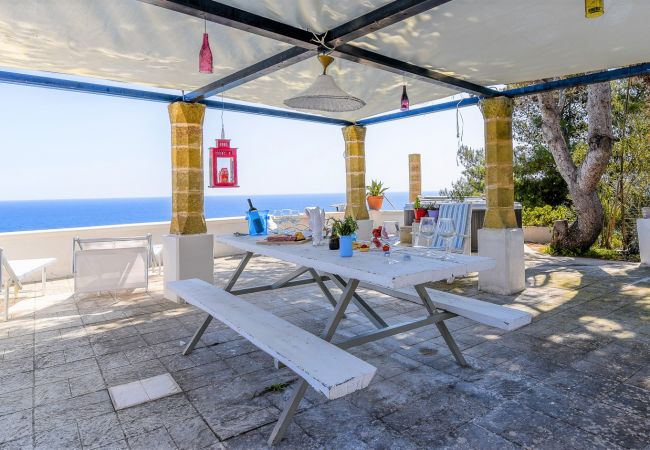 Ferienhaus in Gagliano del Capo - Steinhaus mit Außenwhirlpool über den Klippen (A)