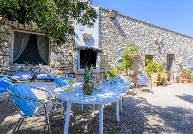 Ferienhaus in Gagliano del Capo - Steinhaus mit Außenwhirlpool über den Klippen (A) Ferienhaus in Gagliano del Capo - Steinhaus mit Außenwhirlpool über den Klippen (A)
