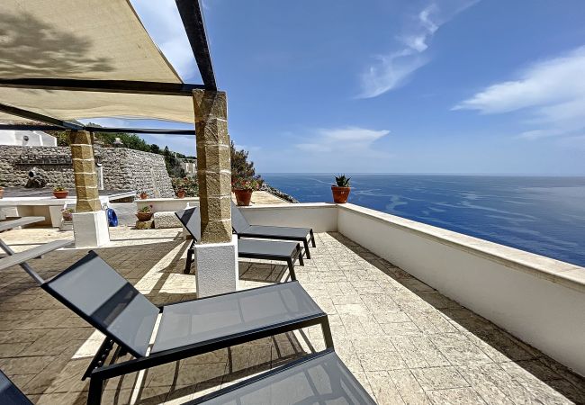 Ferienhaus in Gagliano del Capo - Steinhaus mit Außenwhirlpool über den Klippen (A)