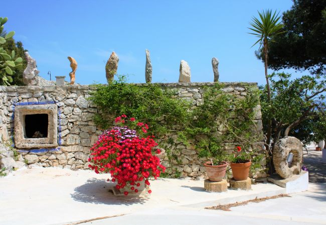 Ferienhaus in Gagliano del Capo - Steinhaus mit Außenwhirlpool über den Klippen (A)