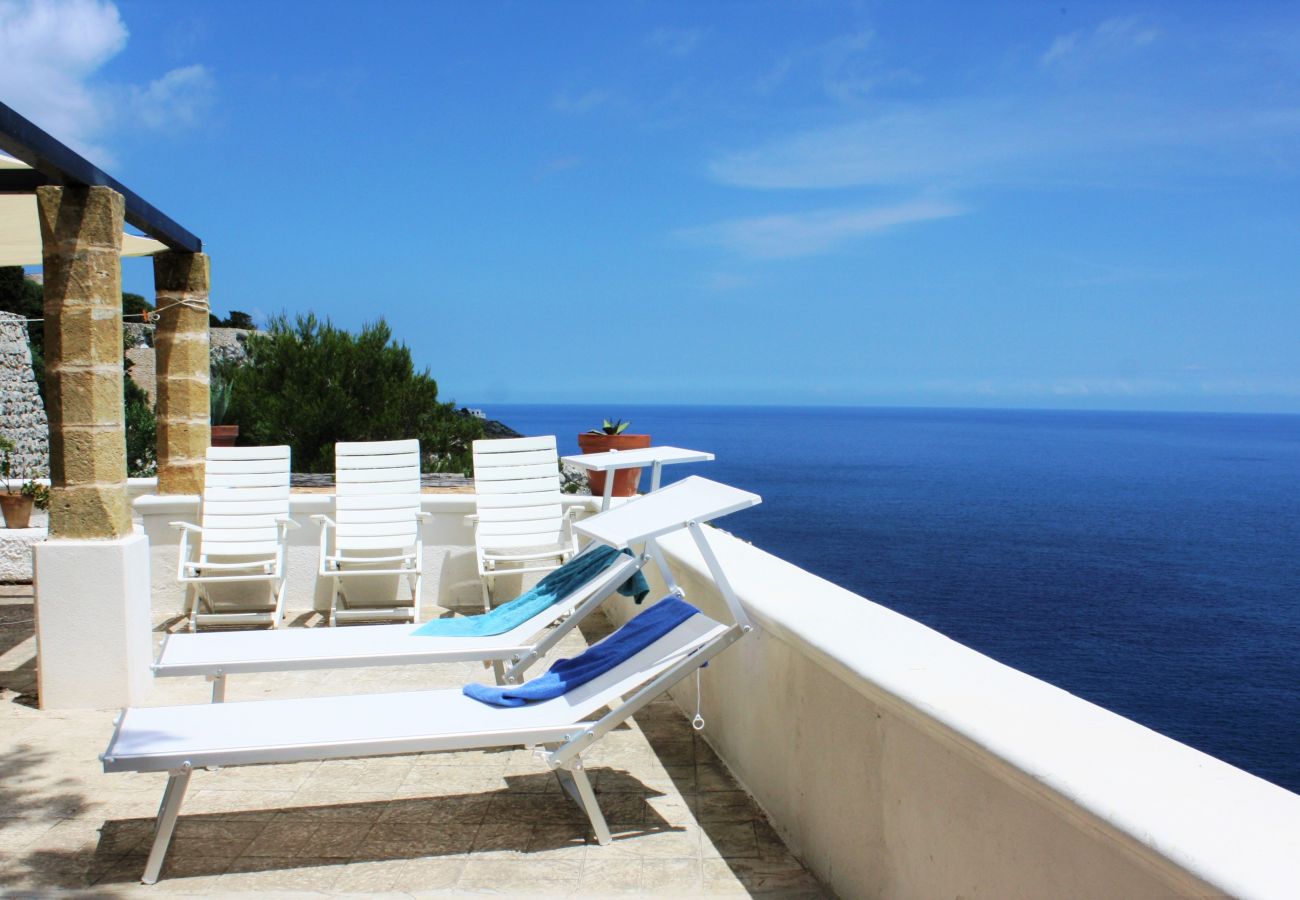 Ferienhaus in Gagliano del Capo - Steinhaus mit Außenwhirlpool über den Klippen (A)