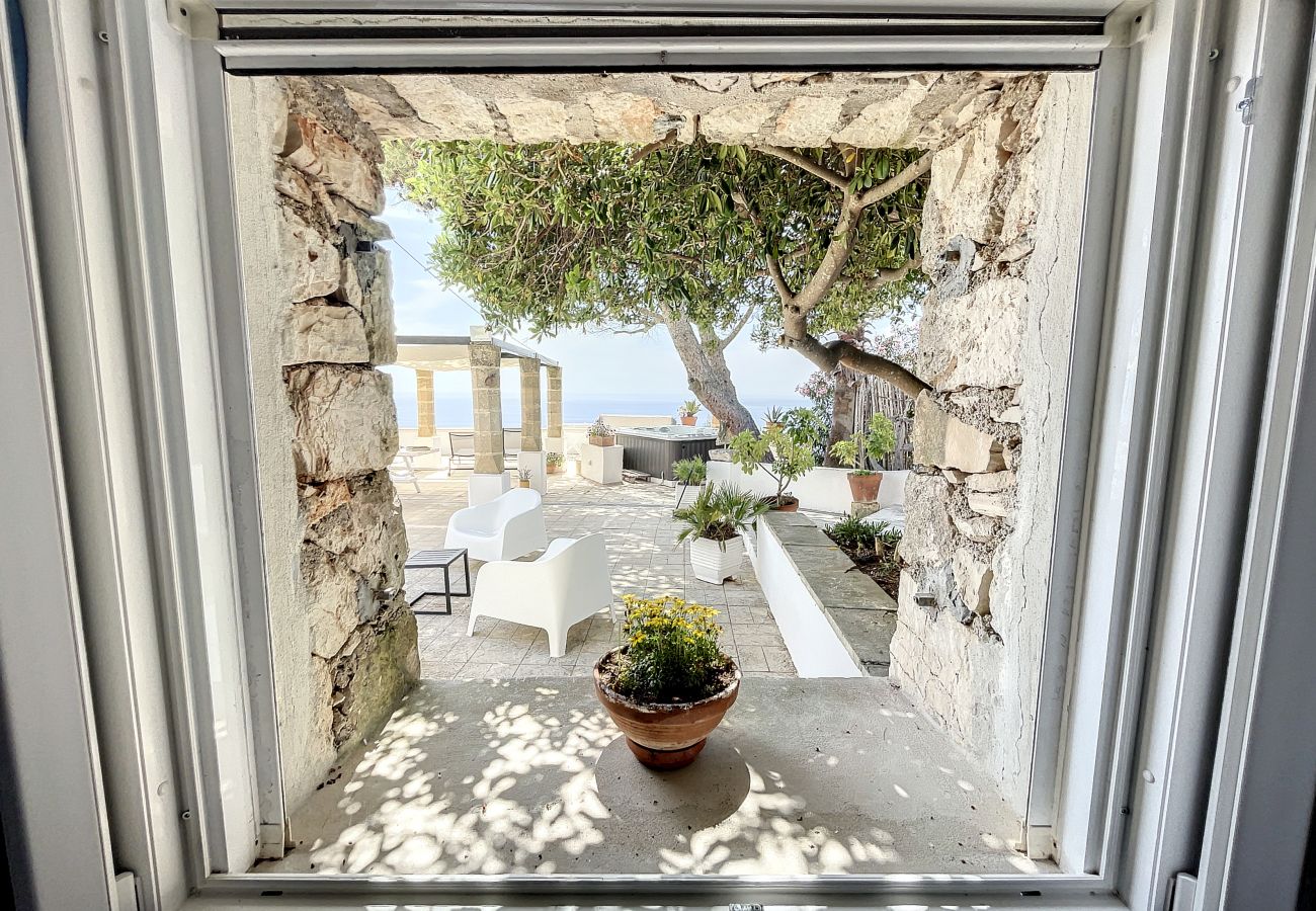 Ferienhaus in Gagliano del Capo - Steinhaus mit Außenwhirlpool über den Klippen (A)