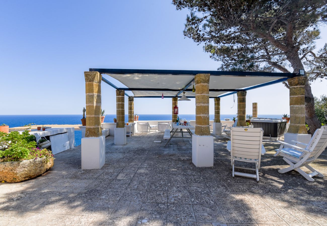 Ferienhaus in Gagliano del Capo - Steinhaus mit Außenwhirlpool über den Klippen (A)