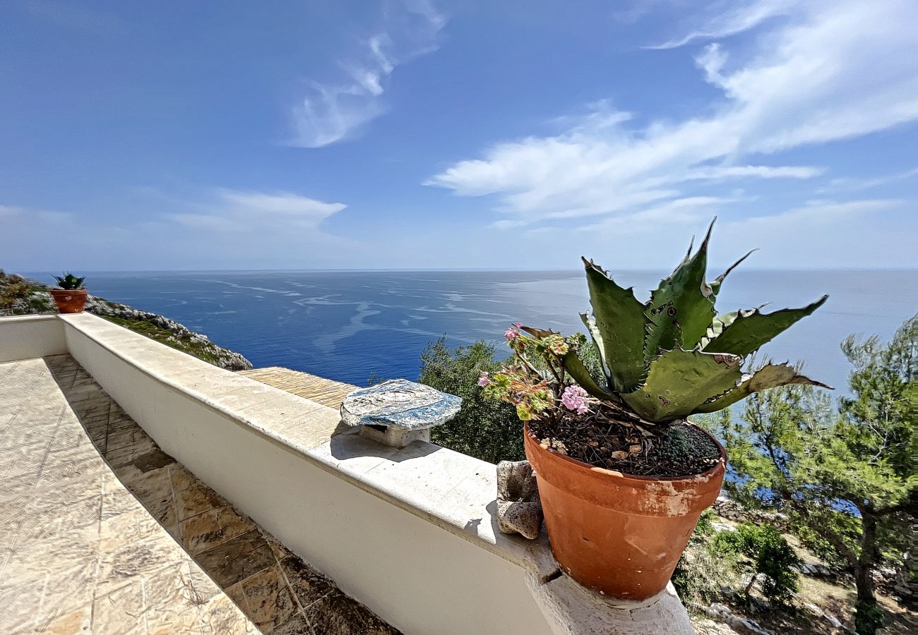 Ferienhaus in Gagliano del Capo - Steinhaus mit Außenwhirlpool über den Klippen (A)