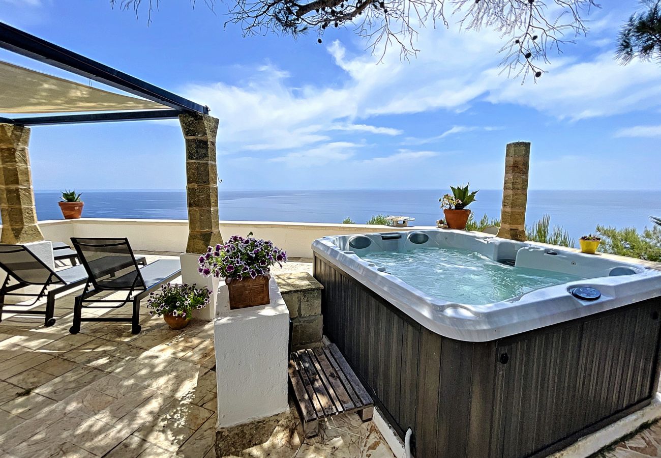 Ferienhaus in Gagliano del Capo - Steinhaus mit Außenwhirlpool über den Klippen (A)