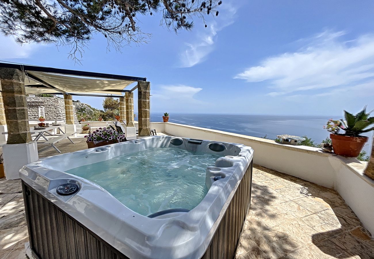 Ferienhaus in Gagliano del Capo - Steinhaus mit Außenwhirlpool über den Klippen (A)