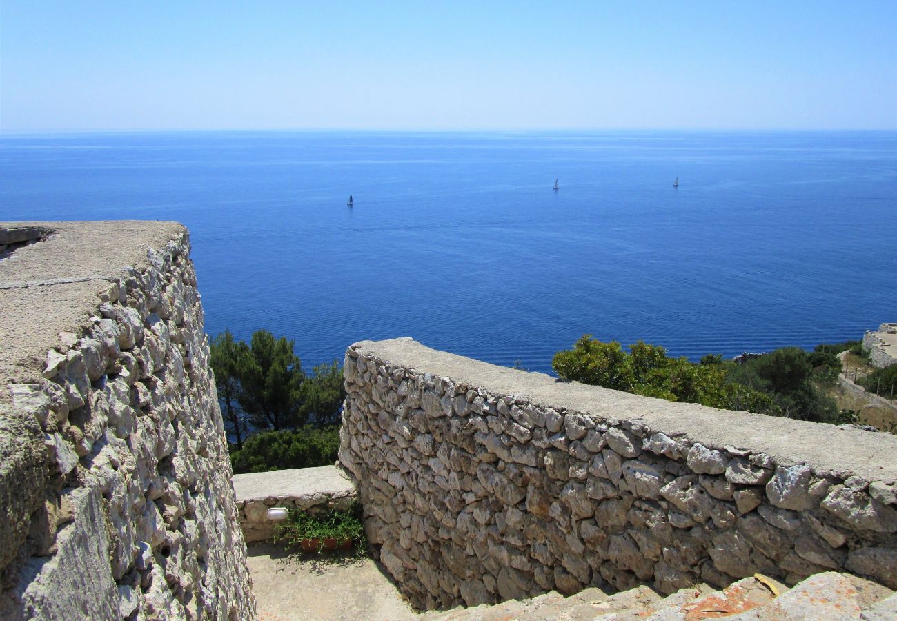 Ferienhaus in Gagliano del Capo - Steinhaus mit Außenwhirlpool über den Klippen (A)