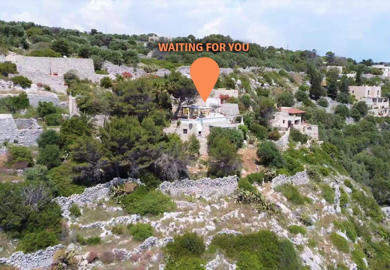 Ferienhaus in Gagliano del Capo - Steinhaus mit Außenwhirlpool über den Klippen (A)