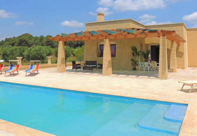 Villa in Salve - 2km vom Sandstrand: Pool-Ferienhaus mit Meerblick