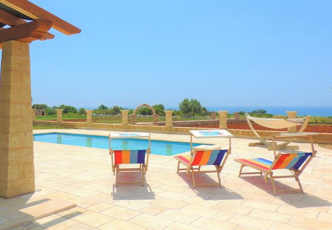 Villa in Salve - 2km vom Sandstrand: Pool-Ferienhaus mit Meerblick