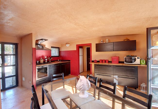 Villa in Cisternino - Privates Trulli-Anwesen mit Naturpool Villa in Cisternino - Privates Trulli-Anwesen mit Naturpool