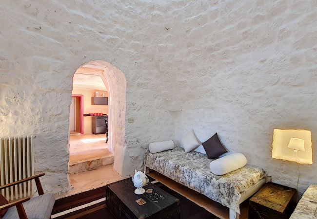 Villa in Cisternino - Privates Trulli-Anwesen mit Naturpool