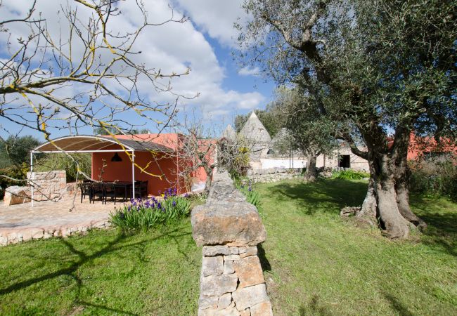 Villa in Cisternino - Privates Trulli-Anwesen mit Naturpool