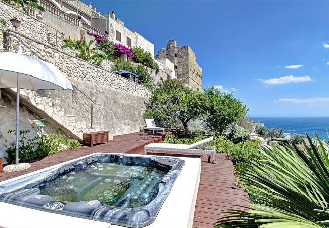 Ferienhaus in Castro - Außenwhirlpool u. Meerblick in der antiken Festung