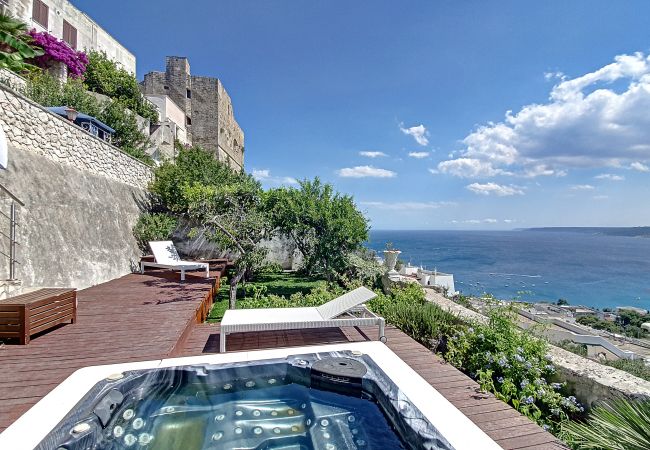 Ferienhaus in Castro - Außenwhirlpool u. Meerblick in der antiken Festung Ferienhaus in Castro - Außenwhirlpool u. Meerblick in der antiken Festung