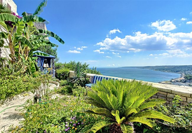 Ferienhaus in Castro - Außenwhirlpool u. Meerblick in der antiken Festung