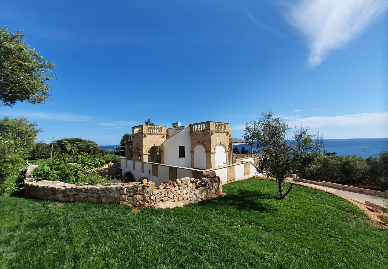 Villa in Torre Vado - 5 Min. zu Fuß zum Meer - großes Haus mit Pool