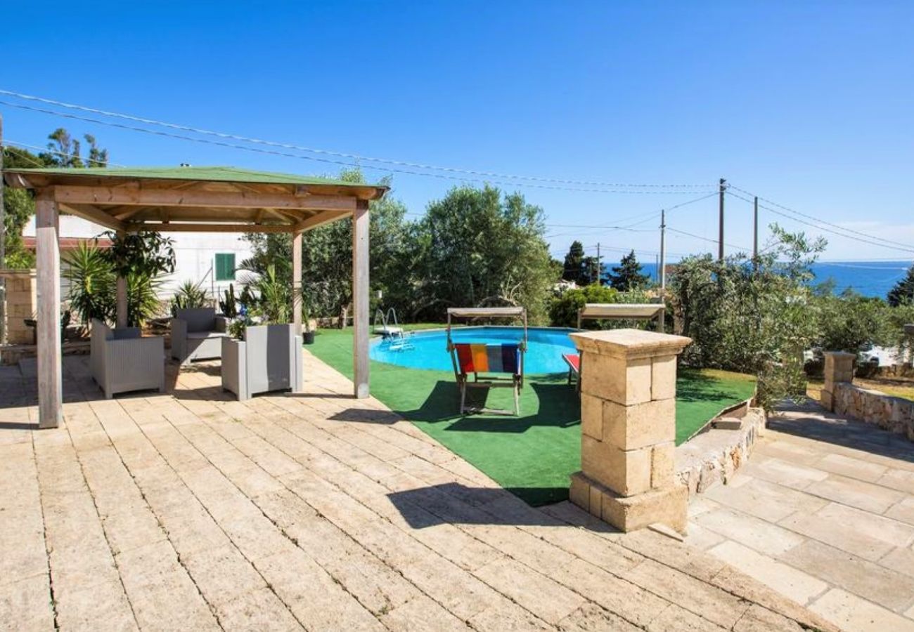 Villa in Torre Vado - 5 Min. zu Fuß zum Meer - großes Haus mit Pool