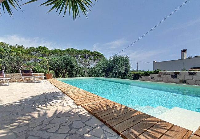 Villa in Leuca - Frisch renovierte Steinvilla m. Pool 950m vom Meer