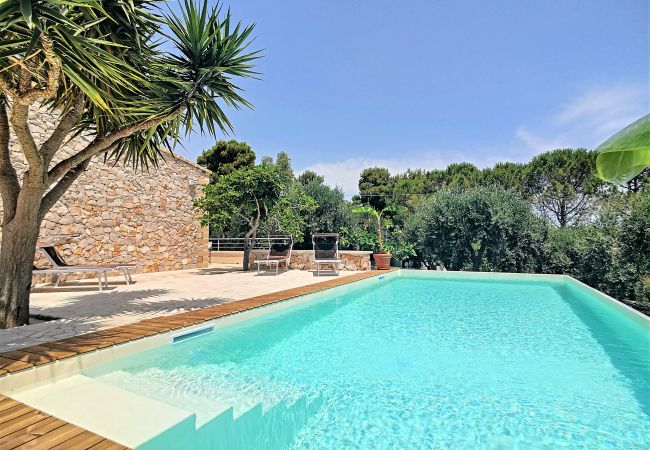 Villa in Leuca - Frisch renovierte Steinvilla m. Pool 950m vom Meer