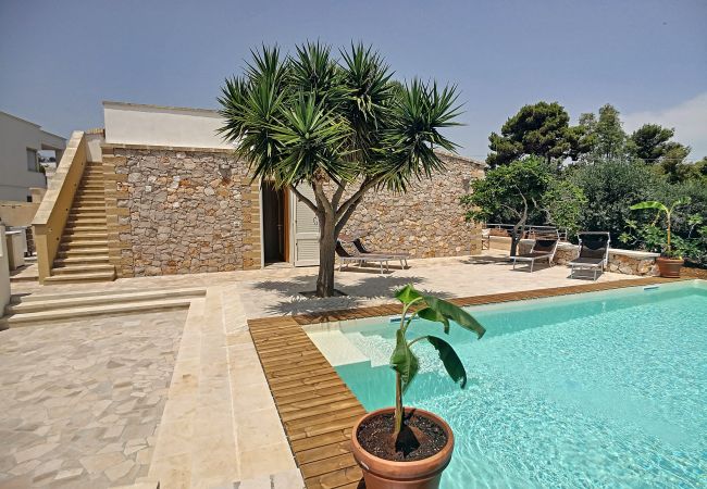 Villa in Leuca - Frisch renovierte Steinvilla m. Pool 950m vom Meer