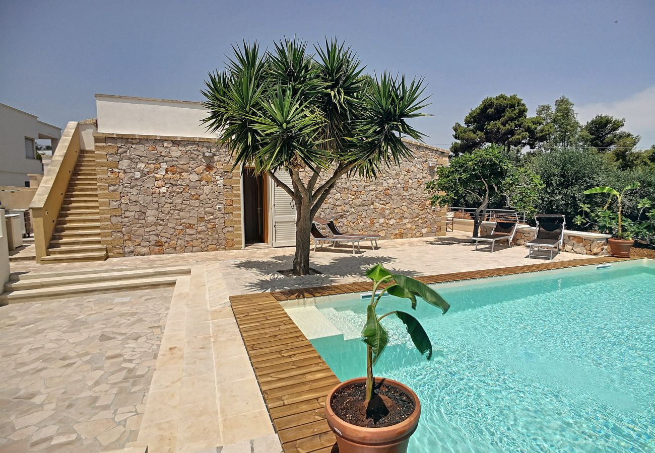 Villa in Leuca - Frisch renovierte Steinvilla m. Pool 950m vom Meer