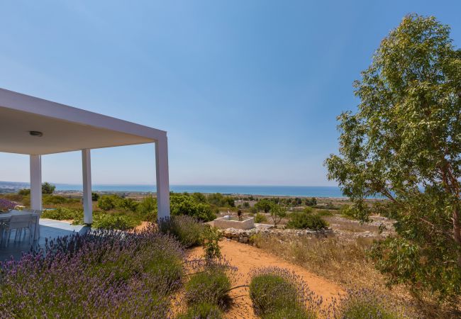 Villa in Torre Pali - Strandnähe & 180°-Meerblick: moderne Pool-Villa