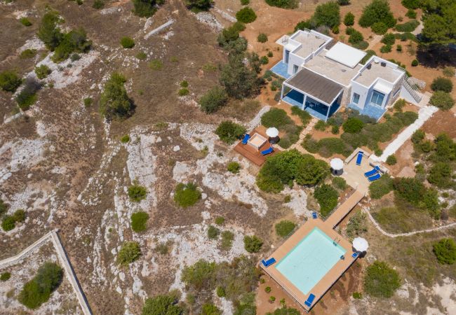 Villa in Torre Pali - Strandnähe & 180°-Meerblick: moderne Pool-Villa