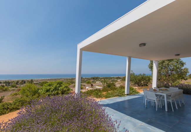 Villa in Torre Pali - Strandnähe & 180°-Meerblick: moderne Pool-Villa