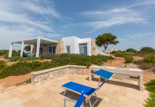 Villa in Torre Pali - Strandnähe & 180°-Meerblick: moderne Pool-Villa