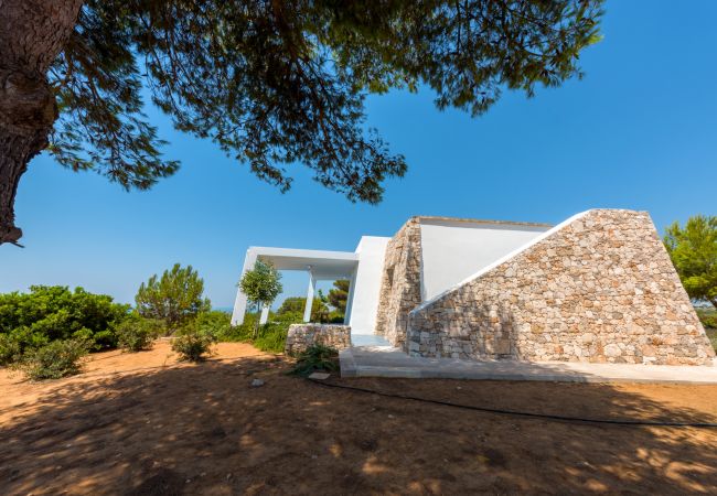 Villa in Torre Pali - Strandnähe & 180°-Meerblick: moderne Pool-Villa