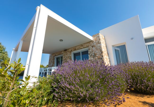 Villa in Torre Pali - Strandnähe & 180°-Meerblick: moderne Pool-Villa