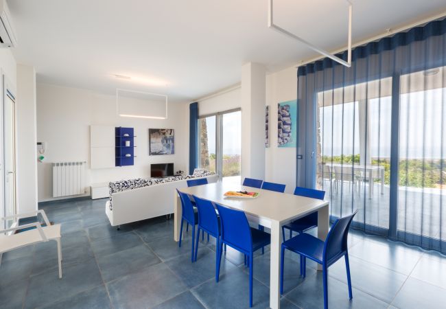 Villa in Torre Pali - Strandnähe & 180°-Meerblick: moderne Pool-Villa Villa in Torre Pali - Strandnähe & 180°-Meerblick: moderne Pool-Villa