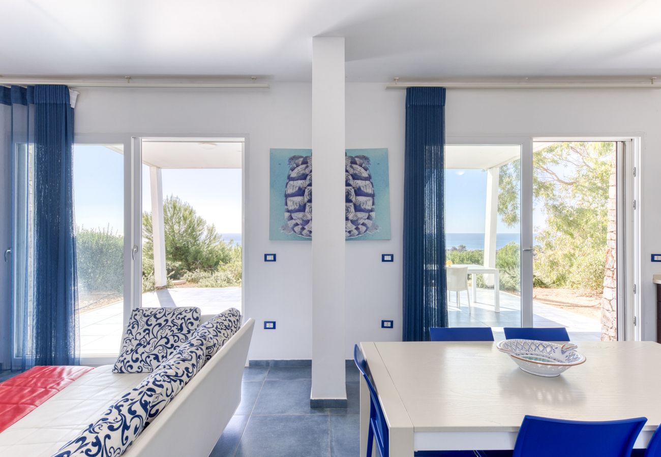 Villa in Torre Pali - Strandnähe & 180°-Meerblick: moderne Pool-Villa