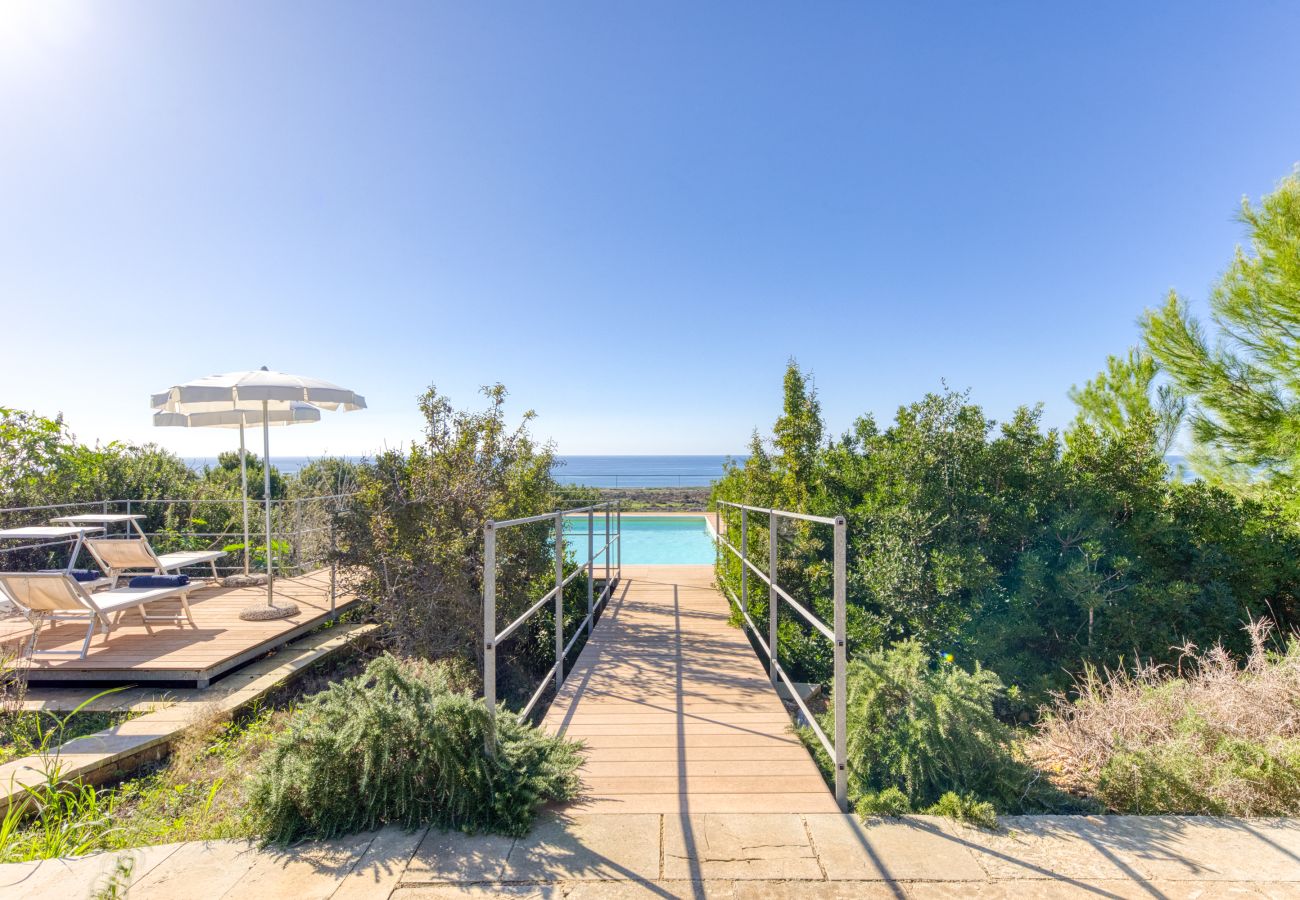 Villa in Torre Pali - Strandnähe & 180°-Meerblick: moderne Pool-Villa