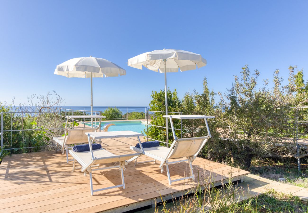 Villa in Torre Pali - Strandnähe & 180°-Meerblick: moderne Pool-Villa