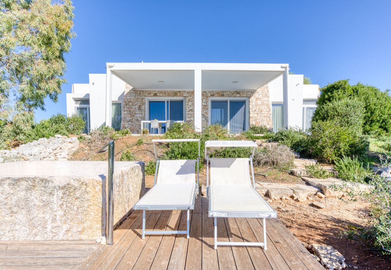 Villa in Torre Pali - Strandnähe & 180°-Meerblick: moderne Pool-Villa