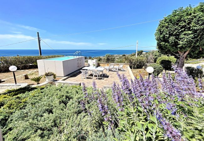 Ferienhaus in Torre Vado - Ferienhaus mit Design-Pool & Meerblick beim Strand Ferienhaus in Torre Vado - Ferienhaus mit Design-Pool & Meerblick beim Strand