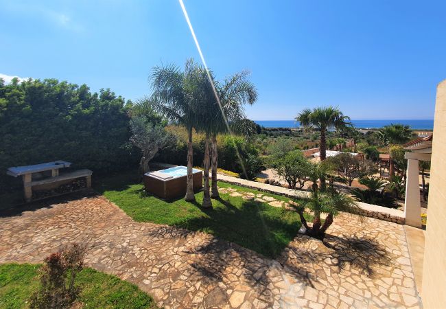 Villa in Pescoluse - Strandvilla mit Meerblick-Whirlpool und Spielplatz